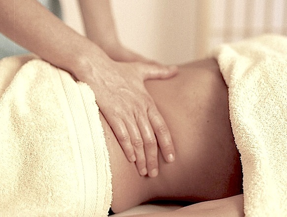 Θωπεία στην κοιλιά